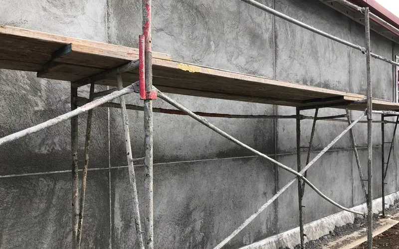 Scaffold set along an elevation for plaster work